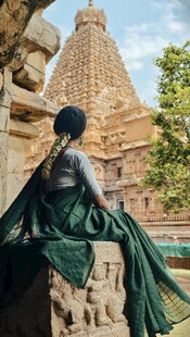 女子于古老建筑前优雅静立