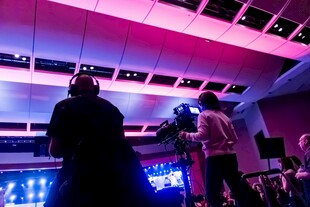 舞台演出场景下的拍摄画面