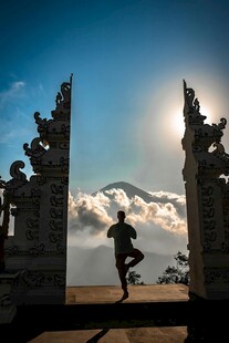 山间瑜伽者 对望壮丽雪山