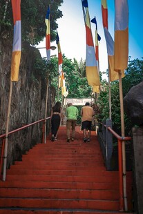 红梯上的多彩旗帜景观