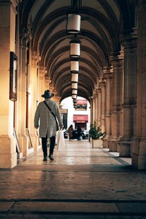 长廊中漫步的行人