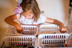 小女孩专注整理彩色画笔