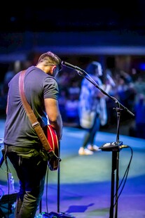 舞台上专注弹吉他的音乐人