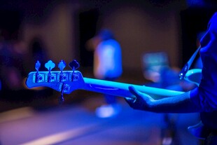 手持发光棒的动感场景