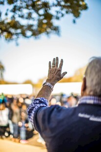 老人户外挥手致意