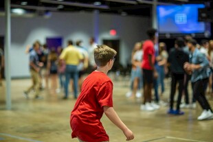 男孩在室内人群中玩耍