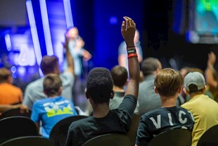 观众在活动现场举手互动