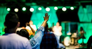 舞台上热情欢呼的观众