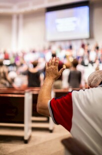 会议中举手发言瞬间