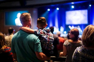 观众在活动现场专注观看