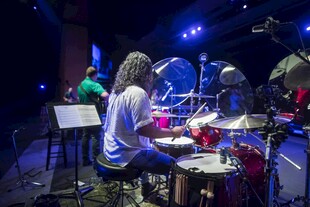 舞台上的乐队演奏场景