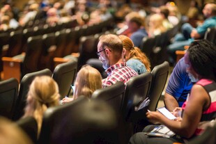 剧院内观众就座等待开场