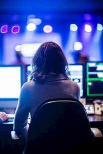 女性专注操作多台电脑设备