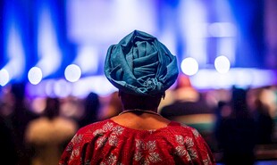 参加活动的背影女士