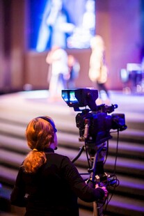 摄像师专注拍摄舞台场景