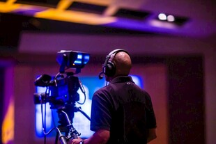 摄影师专注操作摄像设备