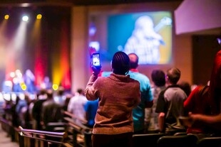 观众在活动现场热情观看