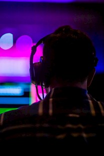 DJ在炫彩灯光下专注打碟