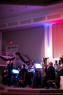 舞台现场设备与人群场景