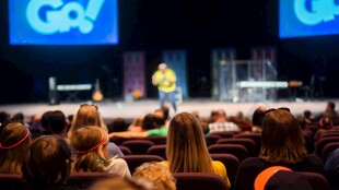 观众聚精会神听台上演讲