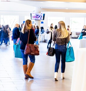 商场中结伴购物的女性