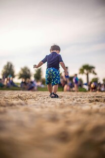 沙滩上玩耍的孩子