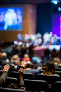 观众席上观众专注观看演出