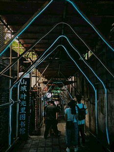 霓虹灯光下的城市小巷