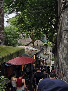 景区内热闹的 客聚集场景