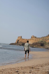 海边漫步的旅人