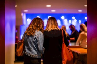 两位女性于店内背影