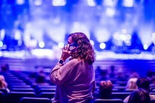 观众在演唱会现场专注聆听