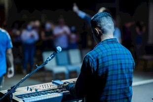 舞台上的键盘演奏者