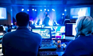 舞台灯光控制台前的工作者