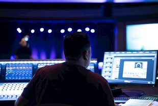 音频工程师专注混音工作