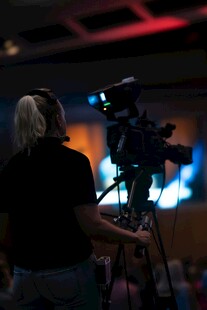 摄像师专注操作摄像机
