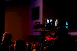 舞台前的观众与拍摄设备