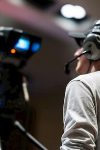 摄像师专注操作拍摄设备