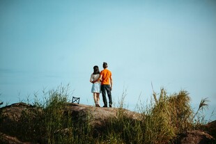 两人山顶 肩眺望远方