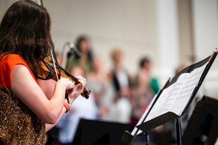 女孩专注 小提琴场景