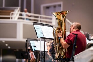 乐队演奏中的大号乐手