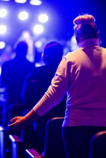 舞台前观众伸手感受氛围