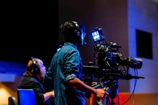 摄影棚内的摄像工作场景