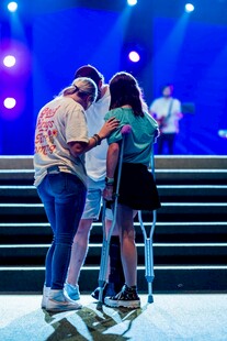 舞台上三人亲密互动瞬间