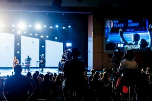 舞台表演现场观众聚焦