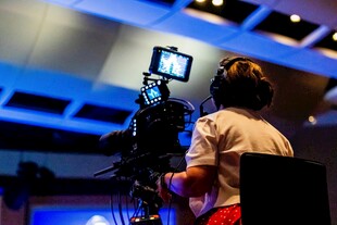 摄像师专注操作拍摄设备