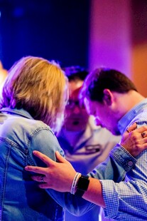 团队成员亲密相拥鼓劲