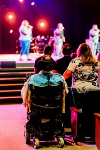 舞台前坐轮椅观众观演