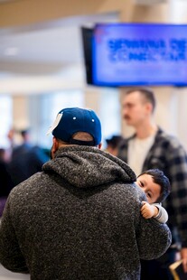 机场中两人亲密相拥场景