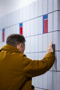 男子专注贴瓷砖